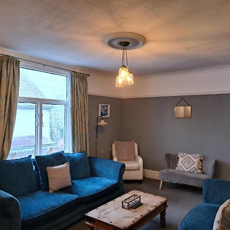Llandudno Apartment, Quirky Pub With Tropical Beer Garden Exterior photo