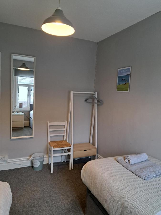 Llandudno Apartment, Quirky Pub With Tropical Beer Garden Exterior photo