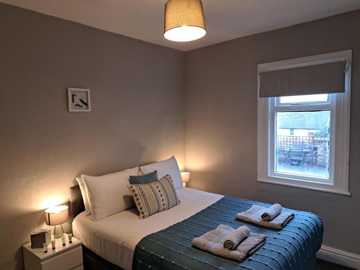 Llandudno Apartment, Quirky Pub With Tropical Beer Garden Exterior photo
