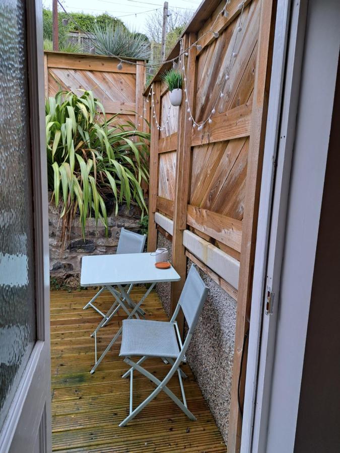 Llandudno Apartment, Quirky Pub With Tropical Beer Garden Exterior photo